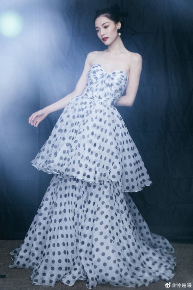 美女钟楚曦终于少女一回了！波点裙蝴蝶结发夹优雅更有女人味