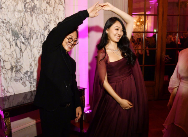 李连杰的女儿,邱淑贞的女儿,参加“名媛舞会”骨子里透着的都是自信