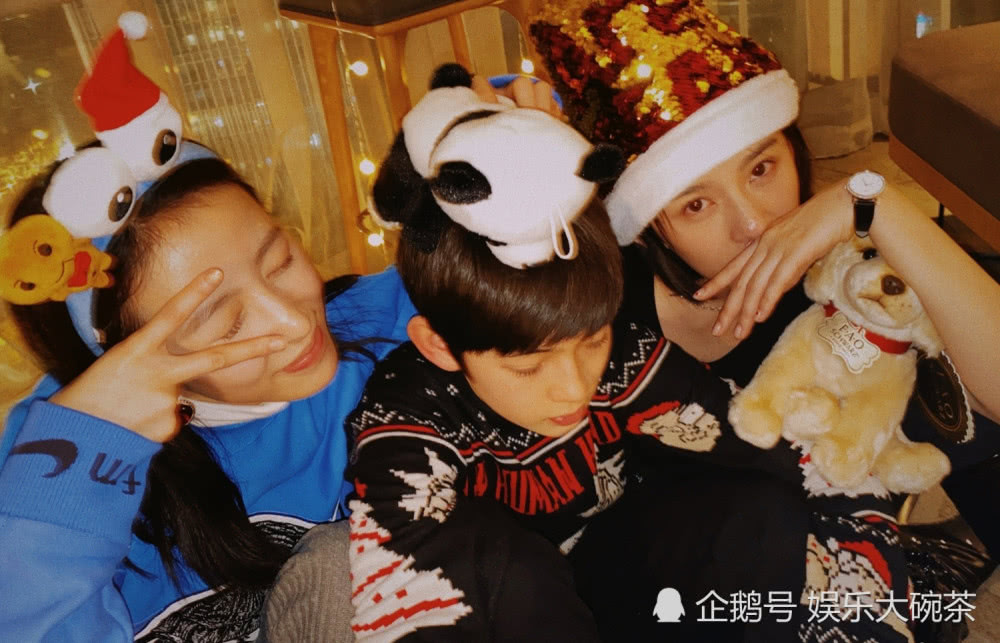神仙姐妹同框友爱满屏!周雨彤宋祖儿一起过圣诞,笑靥如花太少女
