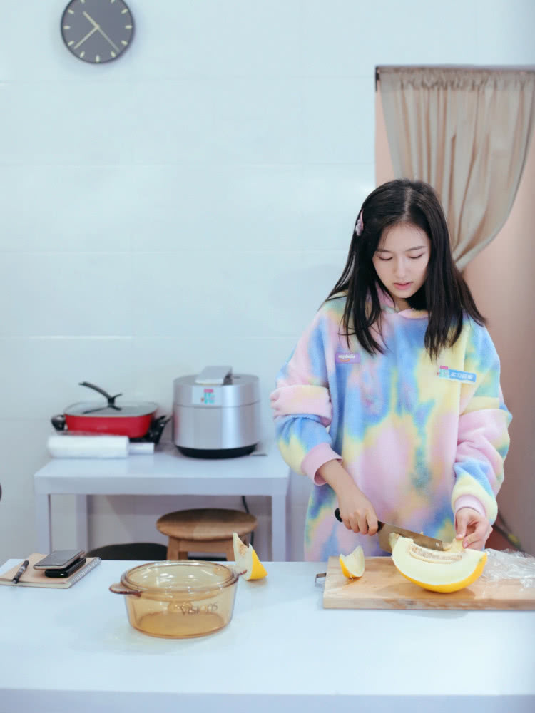 美女李兰迪穿白色花朵裙现身盛典,轻松凹出优雅气质!