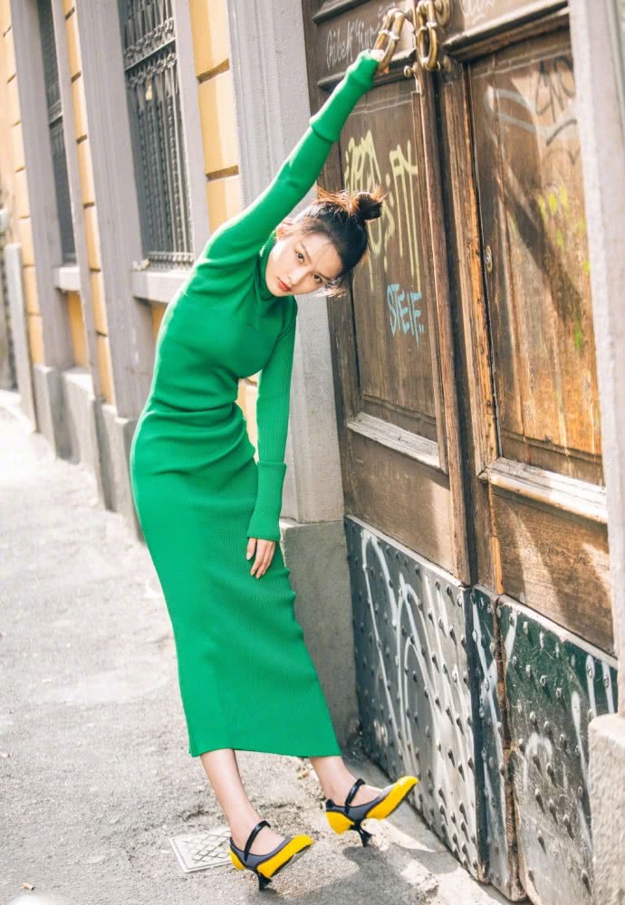 李沁晒私服照,穿T恤配黄色背带裤俏皮可人,如18岁少女一般
