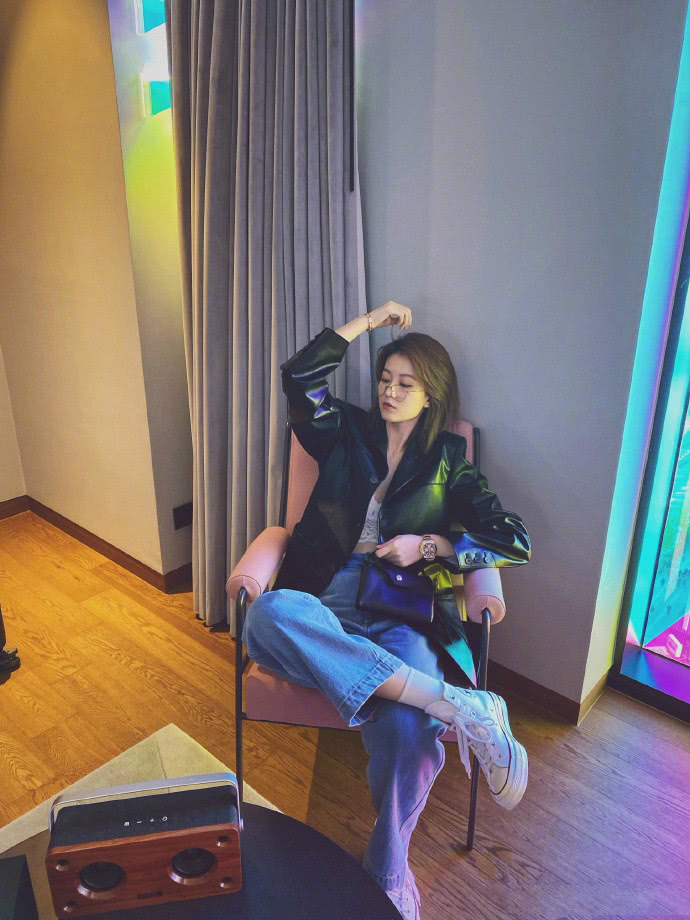 美女乔欣腰臀曲线引热议,蜕变名媛只用了一条渐变裙