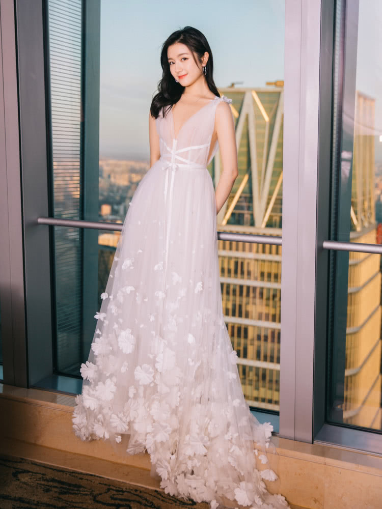 美女李兰迪穿白色花朵裙现身盛典,轻松凹出优雅气质!