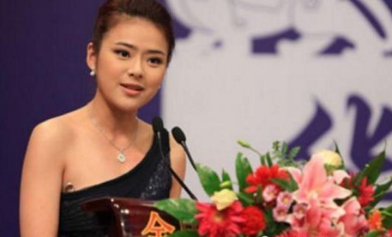 曾是最美主持人，才华不输董卿，抛弃患病男友，今40岁无人敢娶！