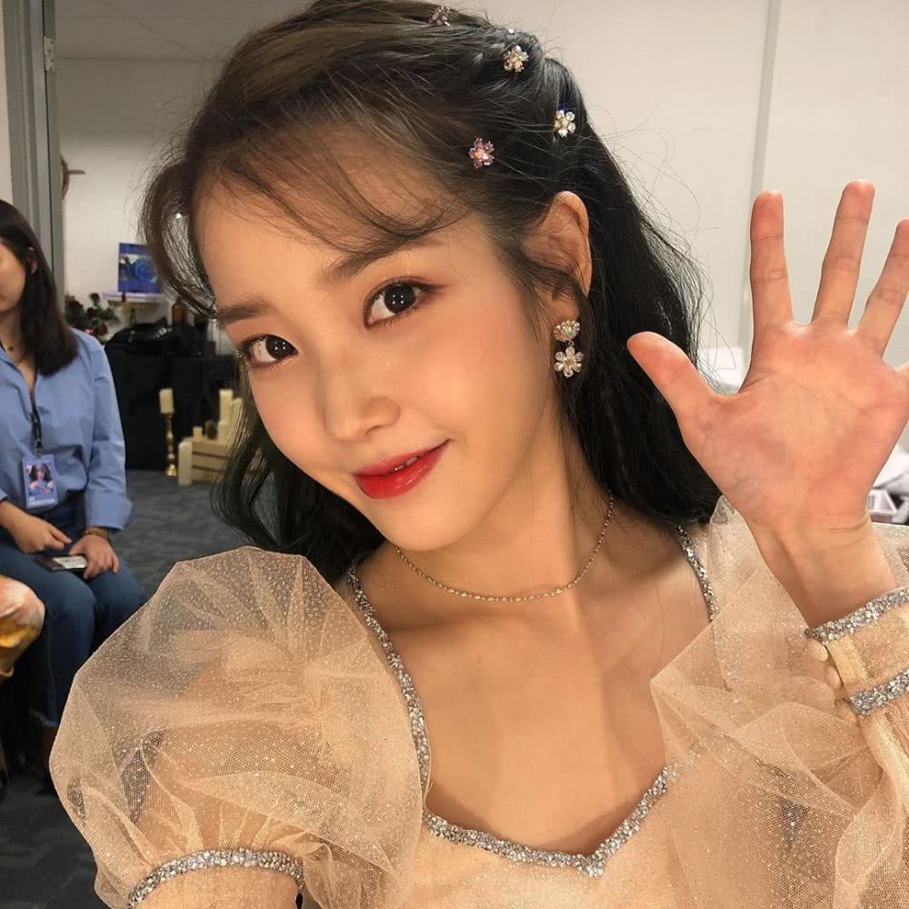 IU李知恩私服太酷，灰绿色大衣搭短靴展现绝佳曼妙身材