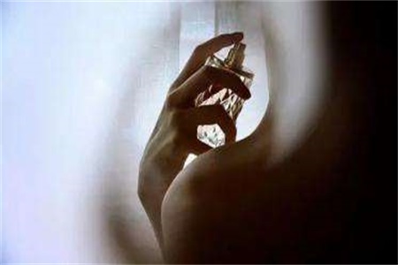 1562922550429255.jpg 女士喷香水的正确方法,最后一点让香水也能成为体香