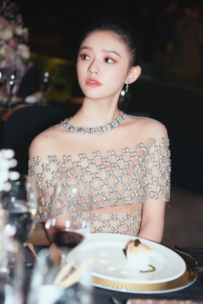 瘦下来后的林允简直就是穿衣的架子,怎么穿都觉得超好看!