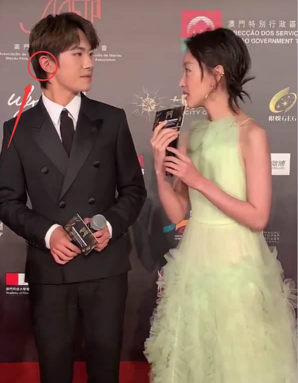 耳朵红了!易烊千玺被夸奖,瞬间化身害羞少年,周冬雨影后气场强