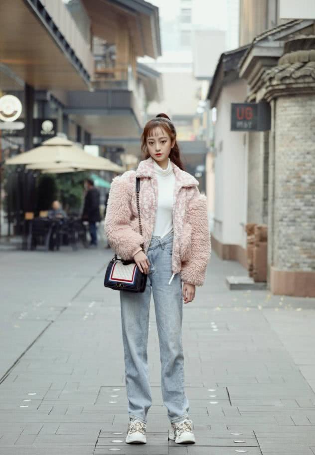 国内街拍：今年最流行的冬装，时髦女生都穿它过冬