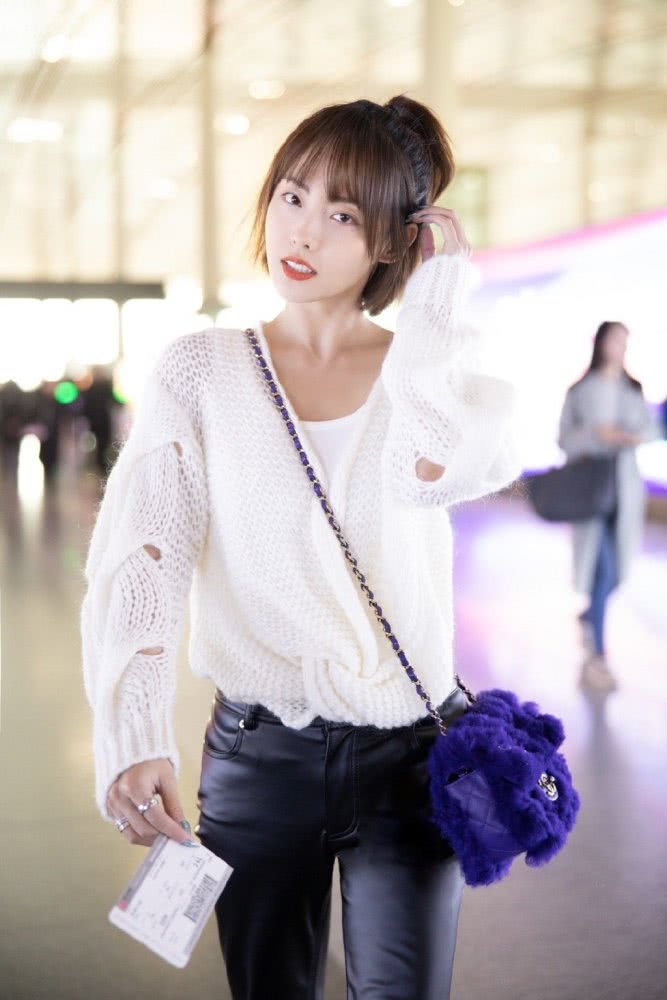 张嘉倪穿针织衫配皮裤，凹出酷帅少女感