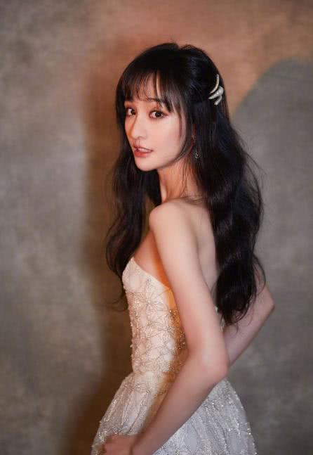 众仙女营业了!王子文黑天鹅造型强势出镜,郑爽王鸥亮片长裙太仙