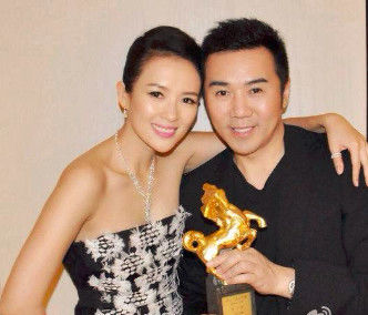 章子怡孕晚期鼻子变超大,与神秘男依偎共度圣诞节,不怕汪峰吃醋