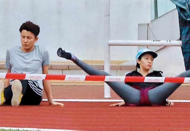 TVB“发电机”与绯闻男友外出被拍慌乱用手机遮脸 6年传14次绯闻