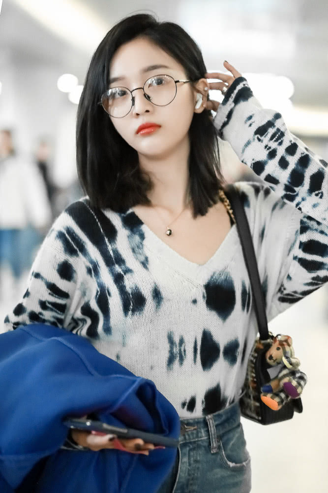 美女吴宣仪机场街拍,蓝色毛绒外套加马丁靴,温暖风度全都要