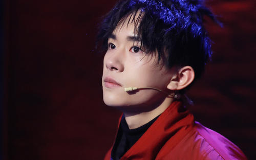 耳朵红了！易烊千玺被夸奖，瞬间化身害羞少年，周冬雨影后气场强