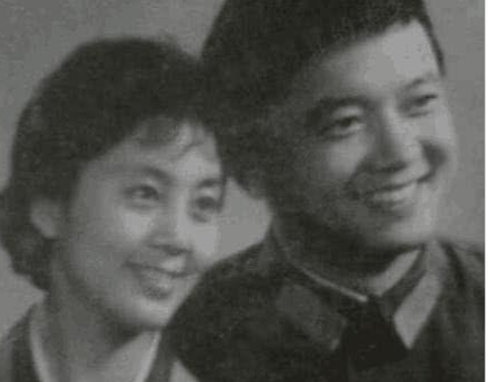 71岁的王刚近照,国家一级演员,如今11岁儿子活泼可爱