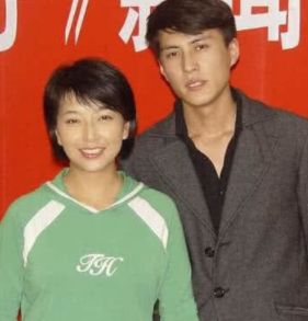 52岁江珊一家近照,小15岁老公颜值比靳东还帅,女儿长得比她还美