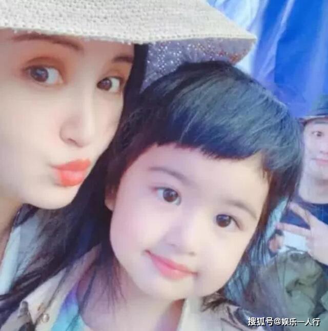 混血星二代哪家强?躲过李小璐女儿,看到杨颖儿子正脸:国民婆婆非你莫属