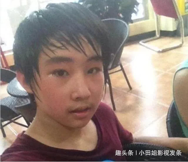 他9岁与周杰伦登春晚一炮而红，为捞钱不上学，今20岁让人唏嘘