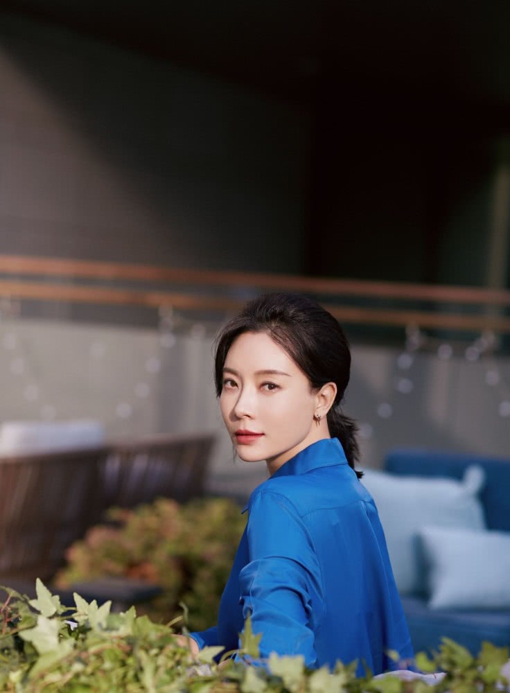 美女陈数好看又会穿,蓝色衫衣+黑色休闲裤,经典又有气质