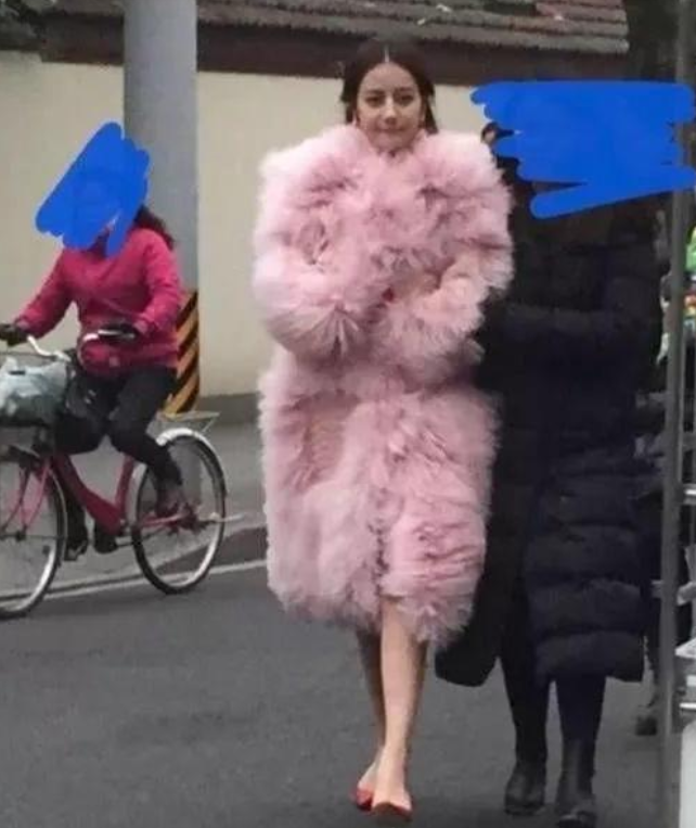 迪丽热巴5年前旧照曝光，大冬天露腿，网友：比现在美多了！