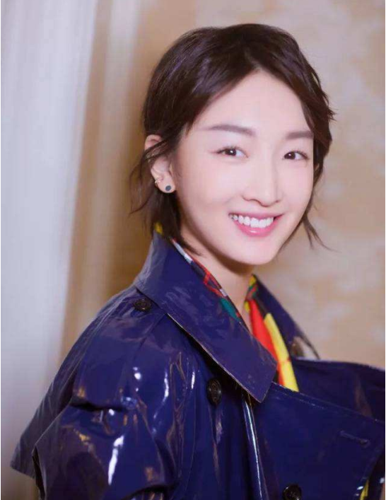 她3岁丧父，继父做苦力给她挣学费，如今她身家过亿继父苦尽甘来