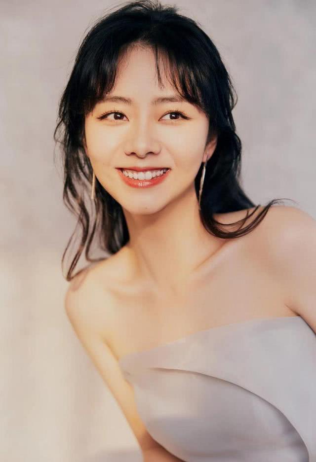 众仙女营业了!王子文黑天鹅造型强势出镜,郑爽王鸥亮片长裙太仙