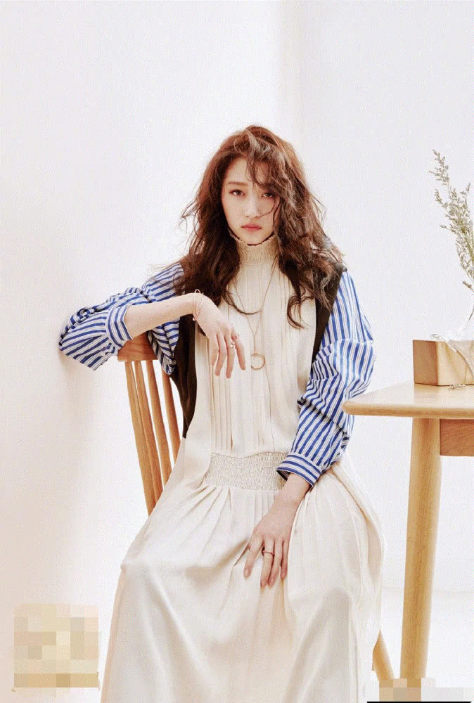 关晓彤改走成熟路线？凌乱感头发飘逸慵懒，全程无笑脸