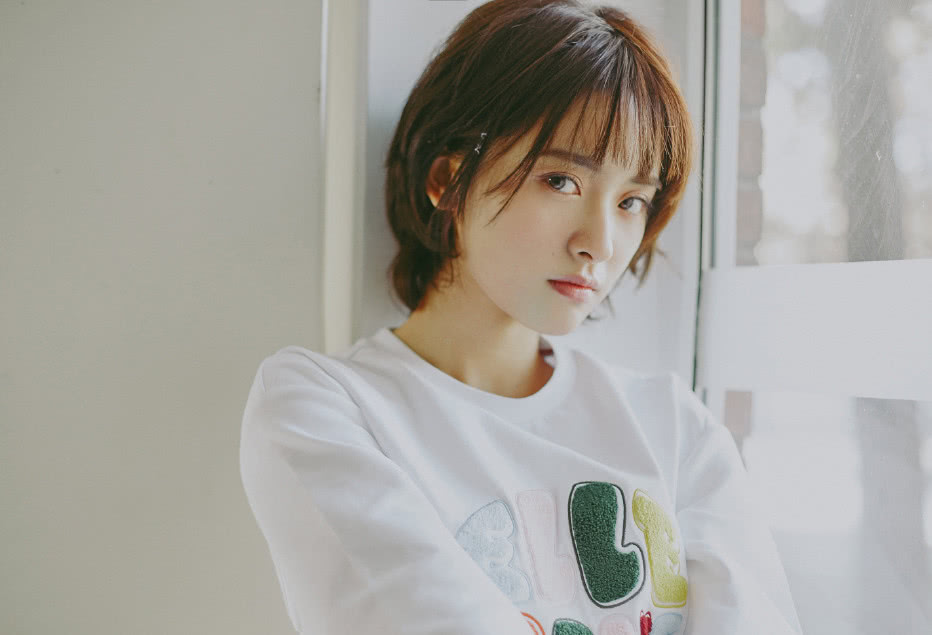 小美女沈月穿字母卫衣配条纹裙，清新又甜美