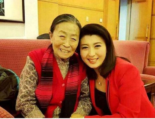 她是位文艺军官,多次登上春晚,却嫁了大10岁的“丑老公”