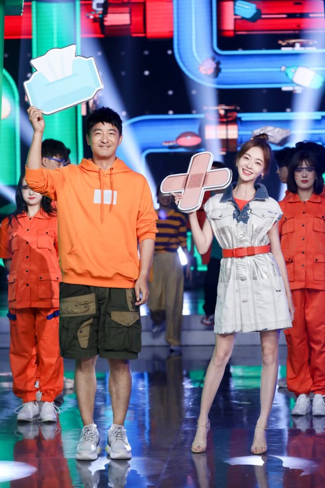 吴谨言穿外套配短裙,少女感十足