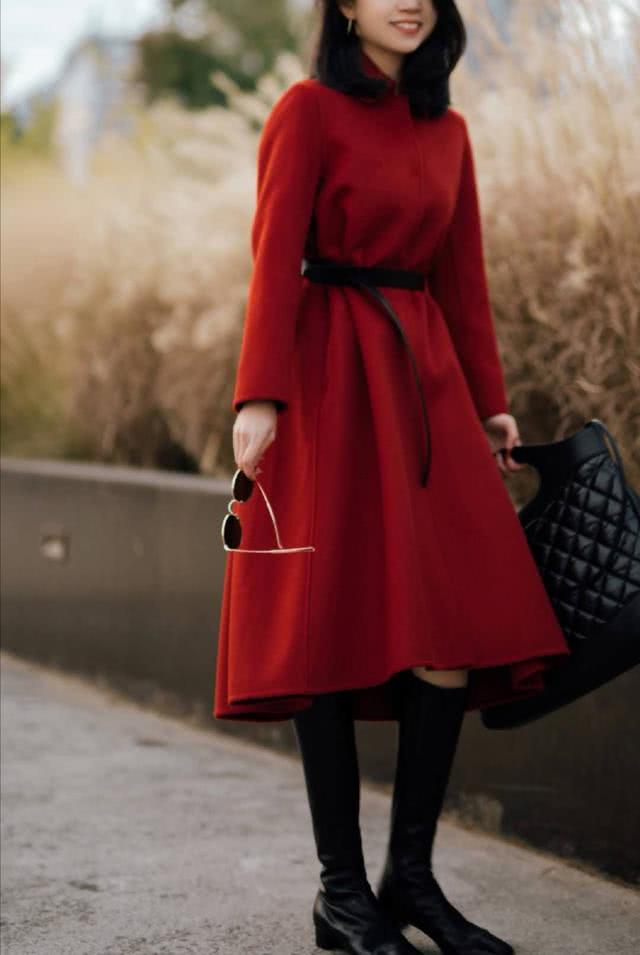 什么年龄的女生都可以，把2020年的“新年色”穿上身，显瘦又高级