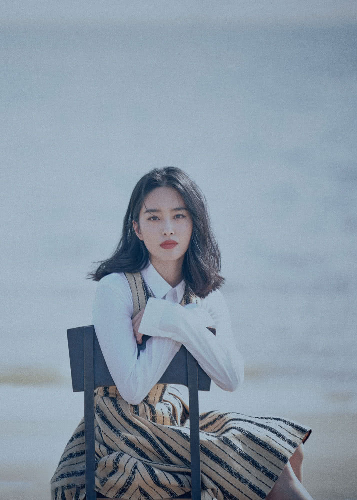 美女杨采钰白衬衫条纹背带裙亮相,气质干净纯粹