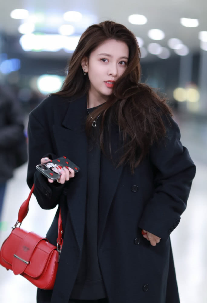 宋妍霏全黑穿衣配小白鞋，红挎包成最大亮点