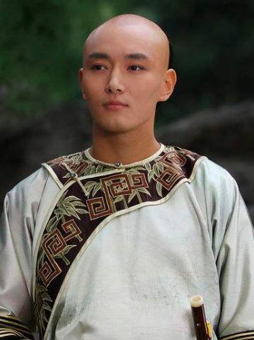 这两位男演员名字只有一字之差，长的还这么像，太神奇了！