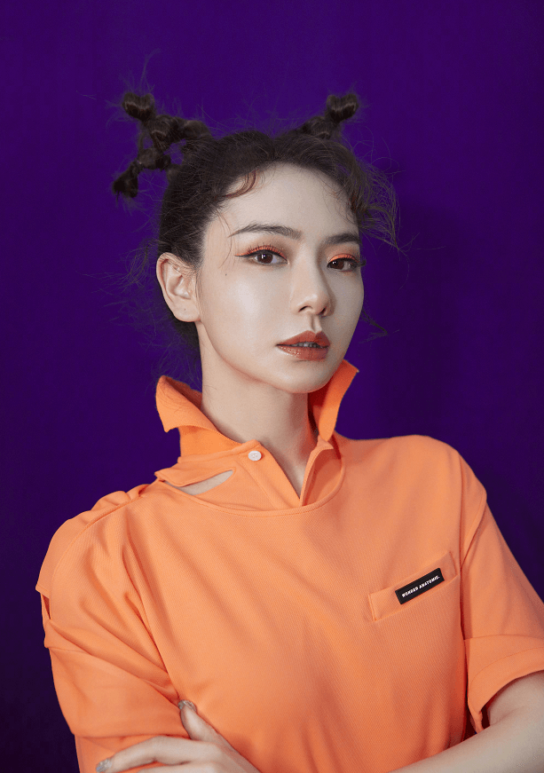 戚薇“圣诞麋鹿妆”火了,但是这款发型太挑人,一般人HOLD不住