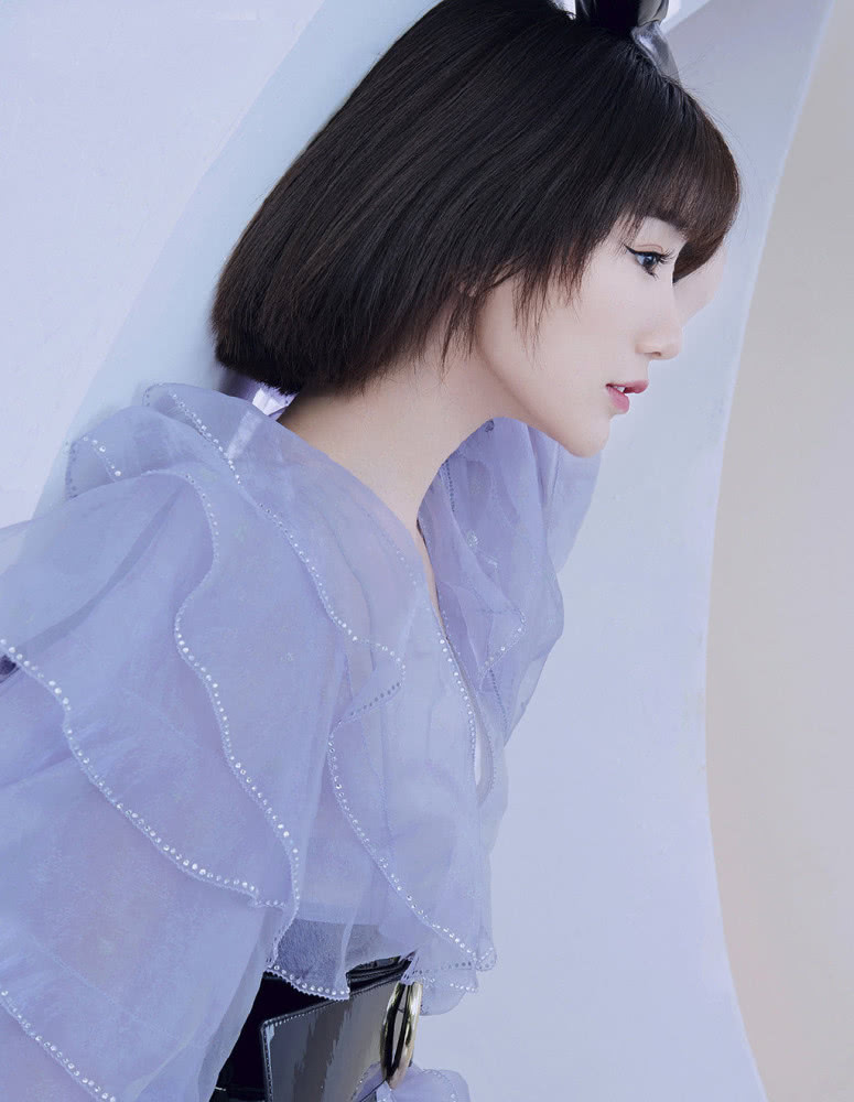 毛晓彤穿短外套扎蝴蝶结，依旧少女感十足