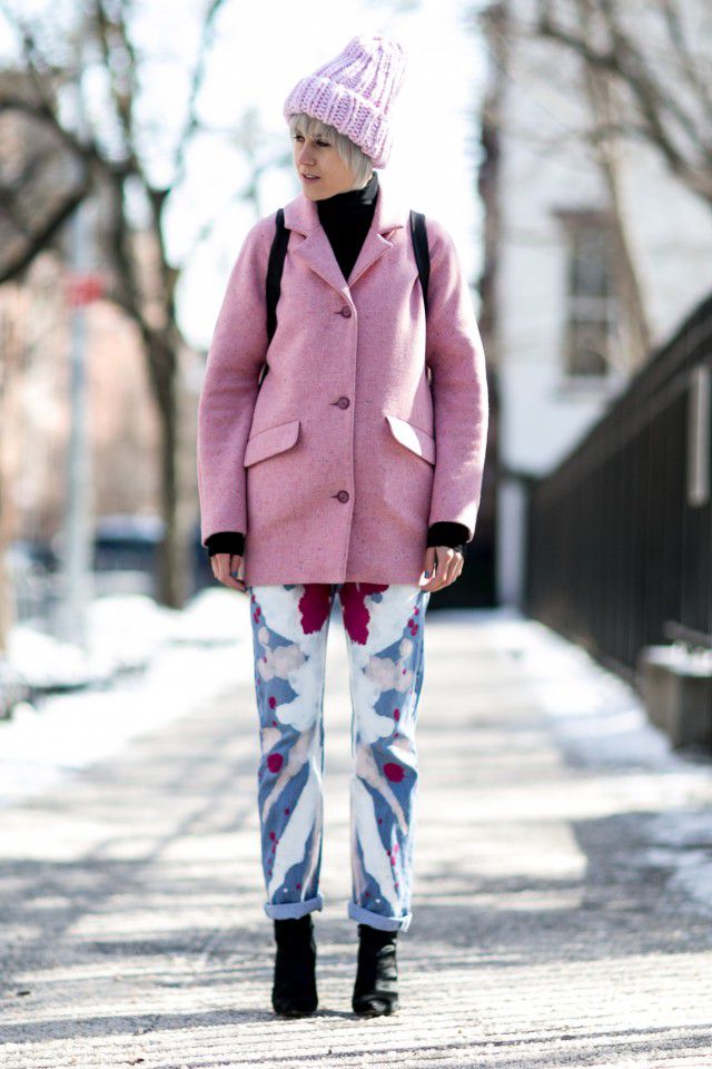 粉色外套配什么颜色的打底衫，冬季粉色外套搭配技巧