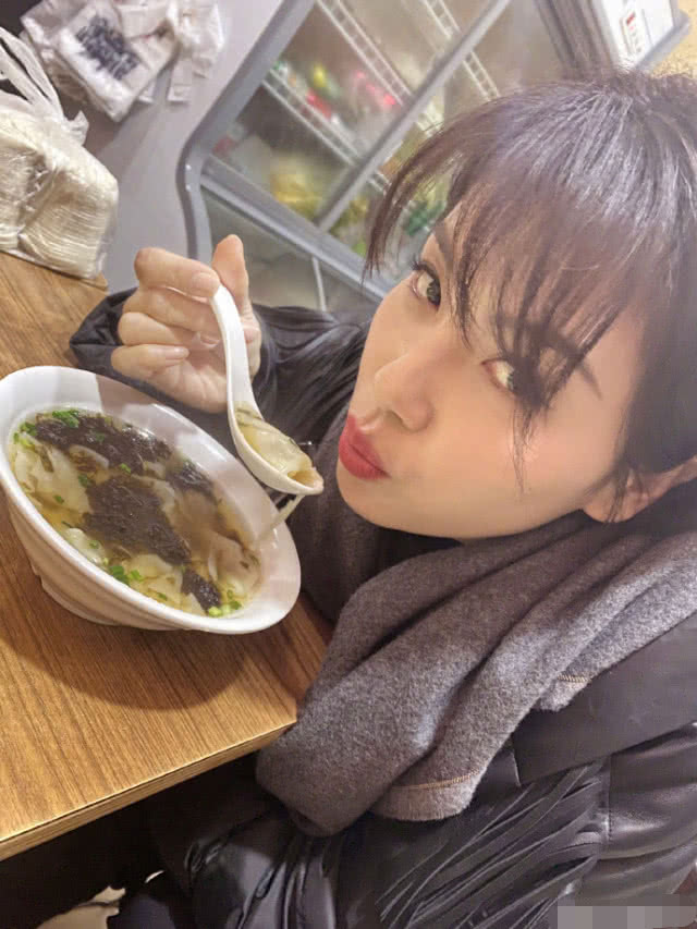 刘涛带病拍戏，收工后在路边小店蓬头垢面吃馄饨，超接地气！