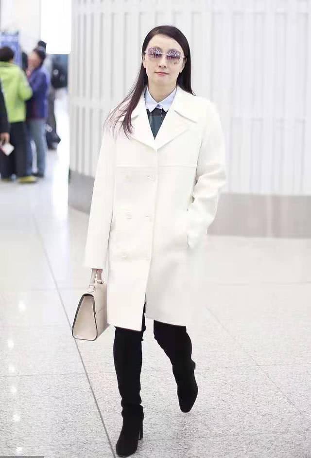50岁女人要记住,毛呢外套回避大妈穿法,用绳子这样扣洋气还显瘦