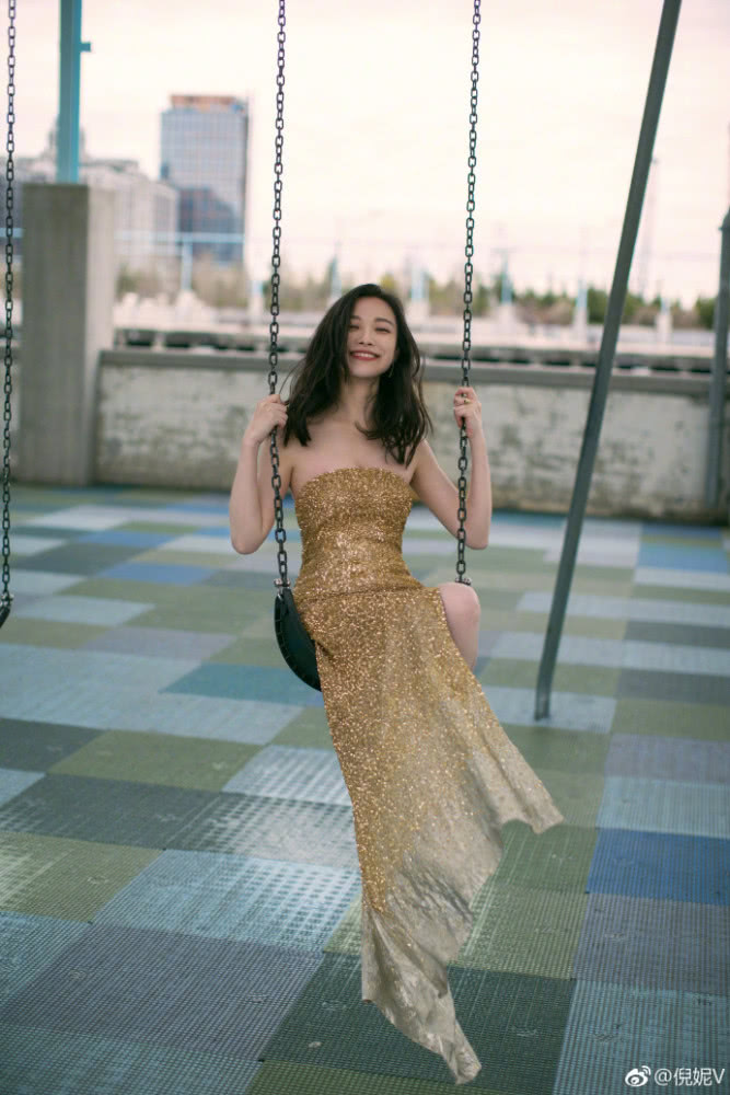 高级脸的倪妮水城威尼斯拍写真,一脸从容惬意