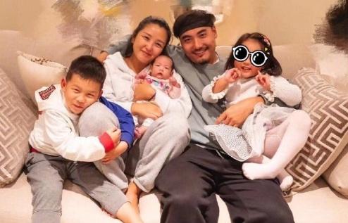 张亮宣布2017年已离婚，今年仍在节目秀恩爱，为圈钱欺骗观众？