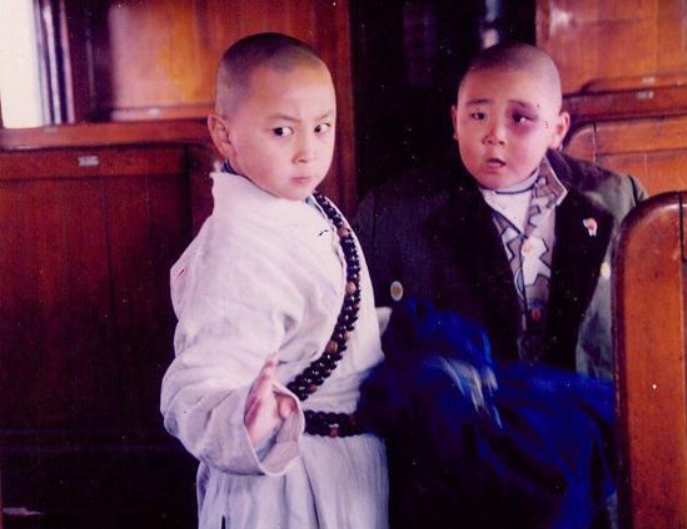 曾是家喻户晓的童星,长大后很少拍戏,现如今开着400万豪车