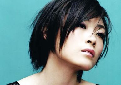 曾经爆红,仅39岁因压力过大跳楼而亡,死后两任老公在争夺遗产