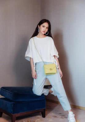 杨丞琳穿几何印花针织裙看得人眼晕,系腰带勒出小蛮腰