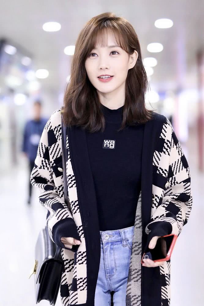 李一桐机场街拍好美，穿针织开衫优雅高级，不愧剧剧都是女主角