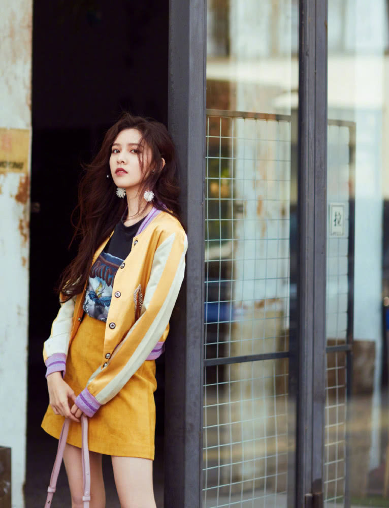 宋妍霏全黑穿衣配小白鞋，红挎包成最大亮点