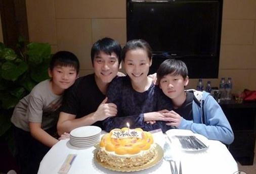 他经历两次婚姻,前妻将他捧红,现任帮他成富豪,绝对的人生赢家