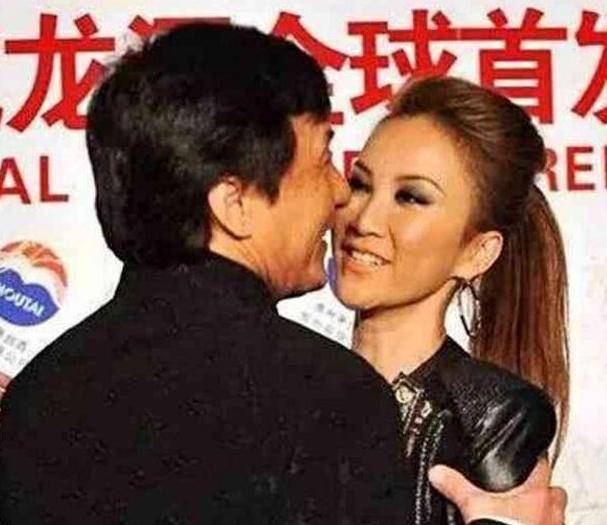 成龙怀里6位女明星,陈好最美,最后一位网友表示:扎心了!