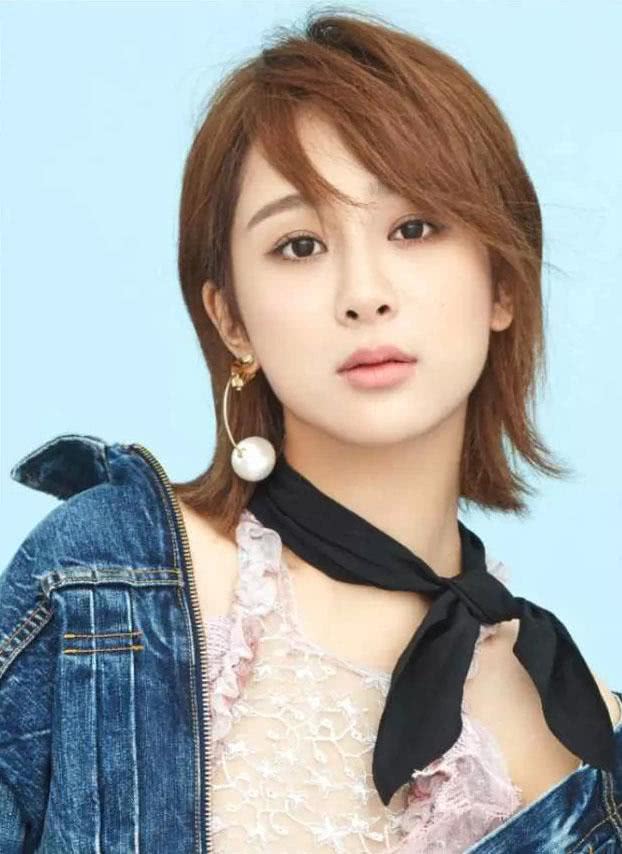 美女明星示范：今年流行“裙摆短发”，时髦减龄显脸小